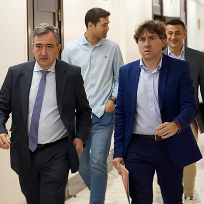 VITORIA, 03/06/2025.- Los máximos dirigentes de los dos partidos que sustentan al Gobierno Vasco, Aitor Esteban (i) del PNV y Eneko Andueza del PSE-EE,  han presentado este martes en Vitoria la proposición de ley de medidas urgentes en materia de vivienda. EFE / L. Rico
