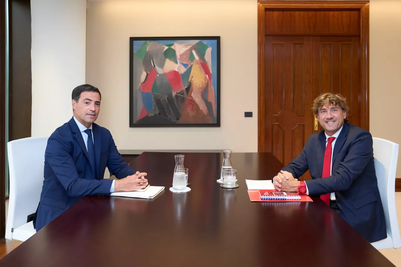 VITORIA, 08/09/2025.- El lehendakari, Imanol Pradales, recibe al secretario general del PSE-EE, Eneko Andueza (dcha), a su llega a la reunión en la que ambos analizan la actualidad política y económica y los retos a los que se enfrenta el Gobierno Vasco del que forman parte nacionalistas y socialistas. EFE/Adrián Ruiz-Hierro
