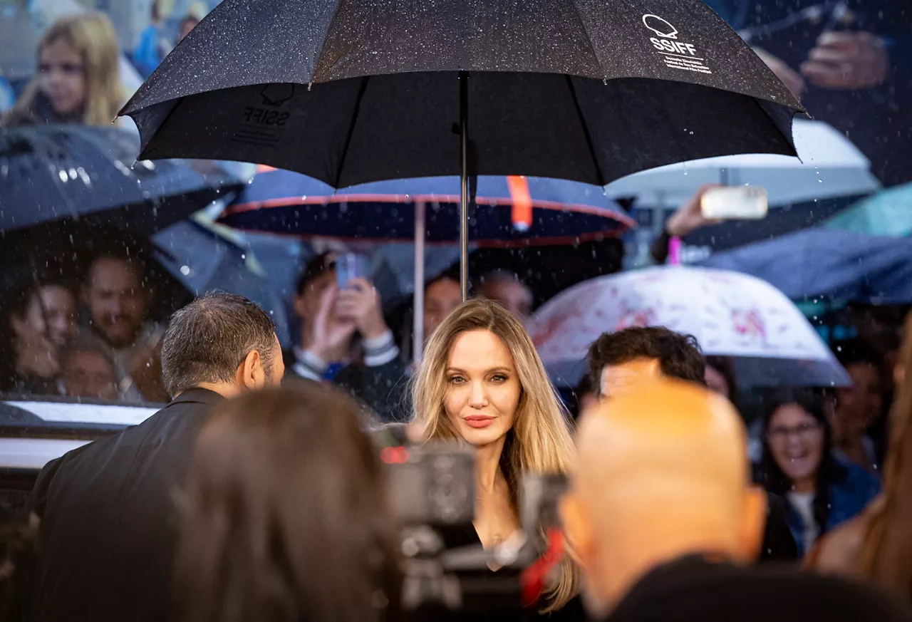 SAN SEBASTIÁN (PAÍS VASCO), 21/09/2025.- La actriz Angelina Jolie a su llegada a la 73 edición del Festival Internacional de cine de San Sebastián donde presenta su película "Couture". EFE/Javier Etxezarreta
