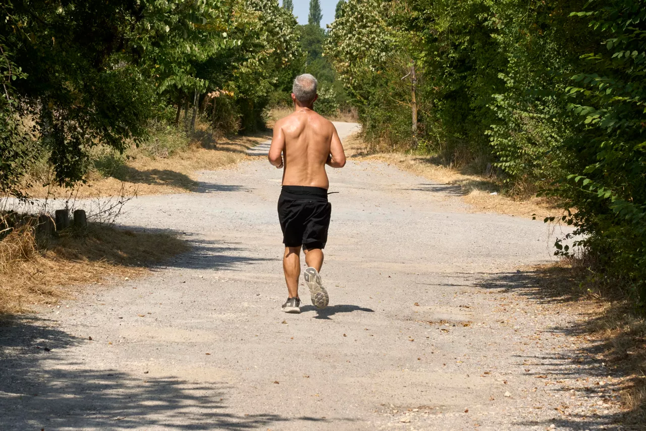 GRAFCAV1416. VITORIA, 11/08/2025.- Un hombre corre por el anillo verde de Vitoria en una jornada en la que el Departamento de Seguridad del Gobierno Vasco va a activar mañana martes en toda Euskadi una alerta naranja por las altas temperaturas que se están registrando en esta ola de calor. EFE/ L. Rico
