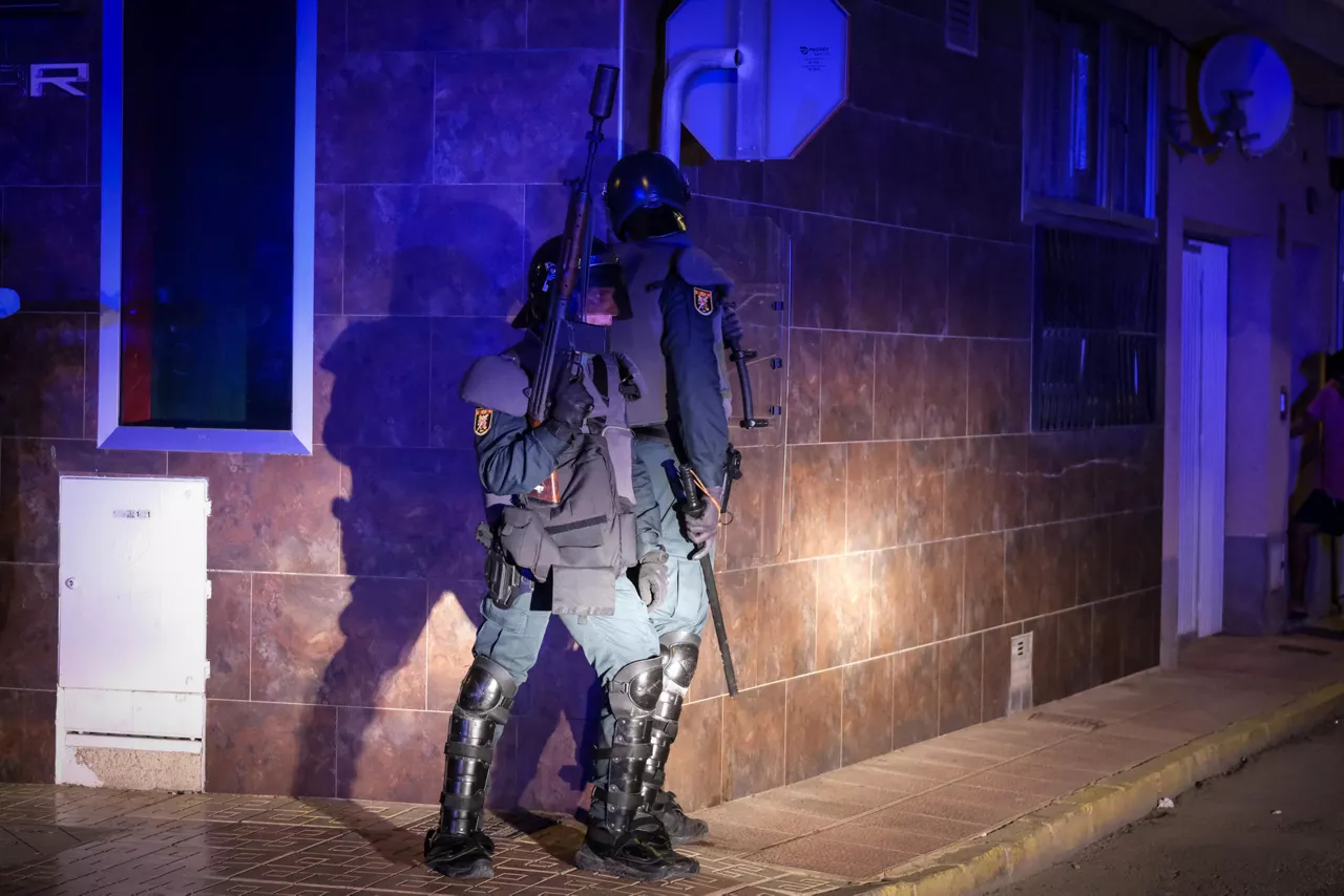 TORRE PACHECO (MURCIA), 14/07/2025.- Miembros de la Guardia Civil se han desplegado en la noche de hoy lunes en el barrio de San Antonio de Torre Pacheco, Murcia, donde desde hace tres días nueve personas han sido detenidas por los disturbios nocturnos. EFE/ Pablo Miranzo
