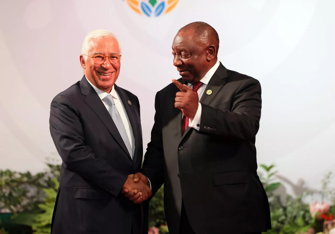 JOHANNESBURG (South Africa), 22/11/2025.- South African President Cyril Ramaphosa (R) welcomes Antonio Costa, President of the European Council, at the ​Johannesburg Expo Centre for the G20 Leaders' Summit, Johannesburg, South Africa, 22 November 2025, for the Group of Twenty (G20) Leaders' Summit. World leaders are gathering in South Africa, the host of this year's G20 Leaders' Summit on 22 and 23 November 2025, to discuss the global economy, development and financing. (Sudáfrica, Johannesburgo) EFE/EPA/HALDEN KROG / POOL
