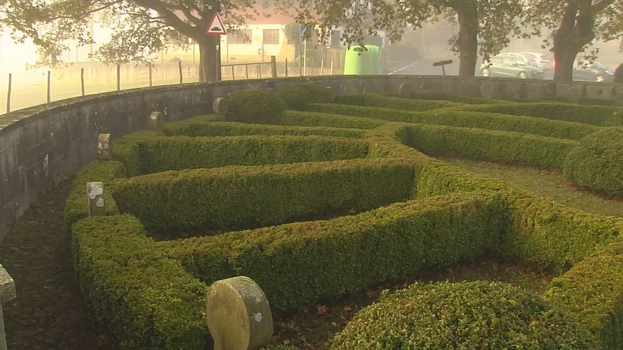 Apotzagako hilerria Eskoriatzako Apotzaga elizatean dagoen hilerri zirkular berezia da