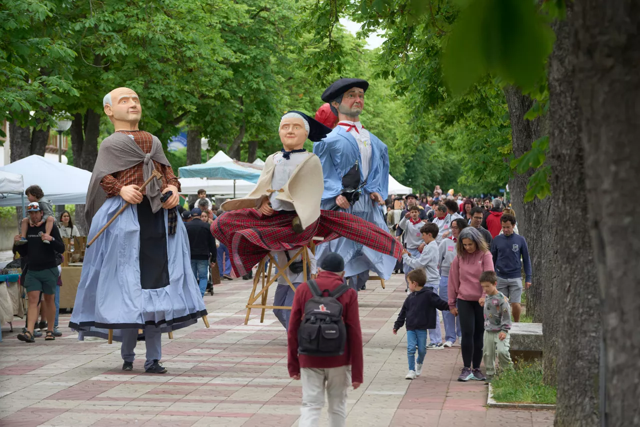 VITORIA, 15/06/2025.- Cientos de personas han reivindicado este domingo en Vitoria el impulso del uso del euskera en las actividades organizadas en torno al Araba Euskaraz 2025, la fiesta de las ikastolas concertadas de este territorio. EFE/ Adrián Ruiz Hierro
