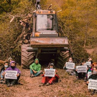 Aroztegiko obren kontrako eserialdia. 