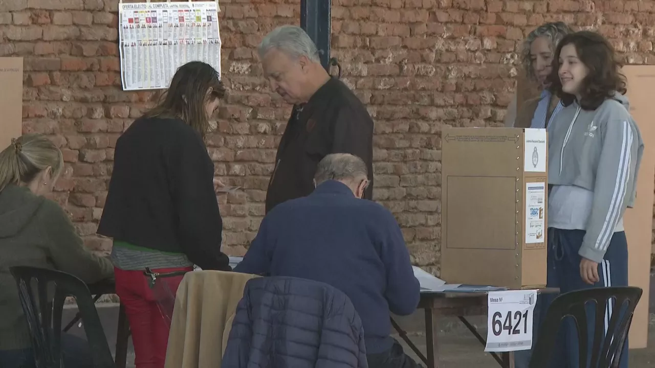 Abiertos los colegios electorales en Argentina para unas elecciones legislativas cruciales