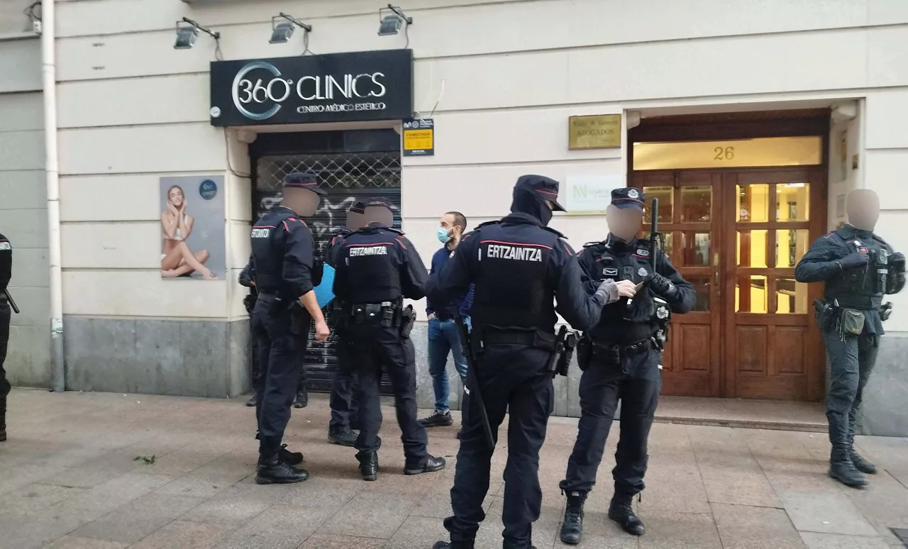 Aritz Ibarra denunció que, durante su participación en la manifestación por un acto de la Falange Española en Vitoria-Gasteiz, la Ertzaintza le lanzó un pelotazo a la cara, causándole graves heridas. Ahora el joven gasteiztarra ha denunciado en las redes sociales que la Ertzaintza le ha notificado que está siendo investigado y que le imputan tres delitos. 