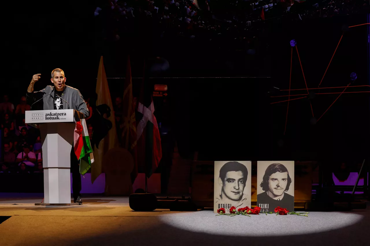 PAMPLONA (NAVARRA) 27-09-25.- El secretario general de Sortu, Arkaitz Rodriguez, ha afirmado este sábado, en un acto nacional del partido celebrado en el pabellón Anaitasuna de Pamplona, que "la mayor oportunidad y el mayor desafío del momento es dar un paso en nuestro proceso de soberanía". Este acto, al que ha asistido entre otros el secretario general de EH Bildu, Arnaldo Otegi, se ha celebrado bajo el lema  Askatzera lotuak  coincidiendo con el día del 50 aniversario de los fusilamientos de los etarras Ángel Otaegui y Jon Paredes 'Txiki' por el régimen franquista. EFE/ VILLAR LOPEZ
