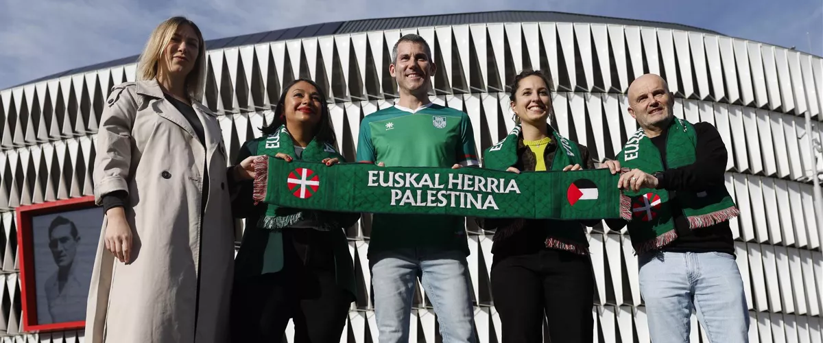 BILBAO, 11/11/2025.- El secretario de Acción Política de EH Bildu, Arkaitz Rodríguez (c), ha comparecido este martes en Bilbao para hacer un llamamiento de cara al partido de fútbol que las selecciones de Euskadi y Palestina disputarán este próximo 15 de noviembre en el estadio de San Mamés. EFE/ Miguel Toña

