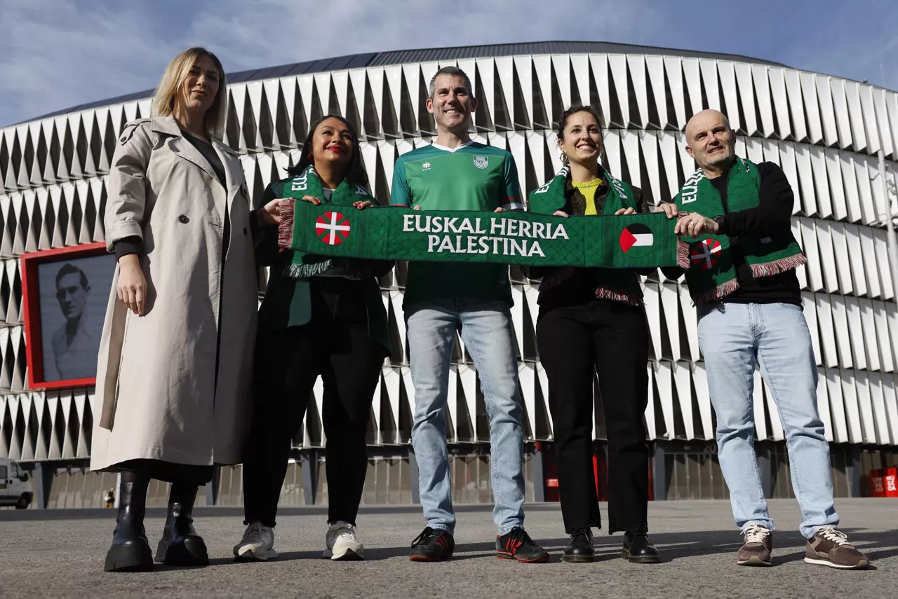 BILBAO, 11/11/2025.- El secretario de Acción Política de EH Bildu, Arkaitz Rodríguez (c), ha comparecido este martes en Bilbao para hacer un llamamiento de cara al partido de fútbol que las selecciones de Euskadi y Palestina disputarán este próximo 15 de noviembre en el estadio de San Mamés. EFE/ Miguel Toña

