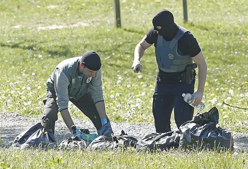 La Policía francesa recoge las armas de ETA. FOto: Efe