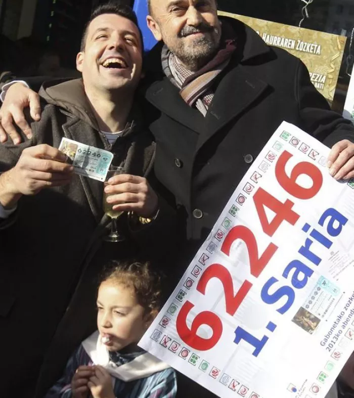 Sari potoloa egokitu zaiela ospatzen ari diren bi arrasatear.