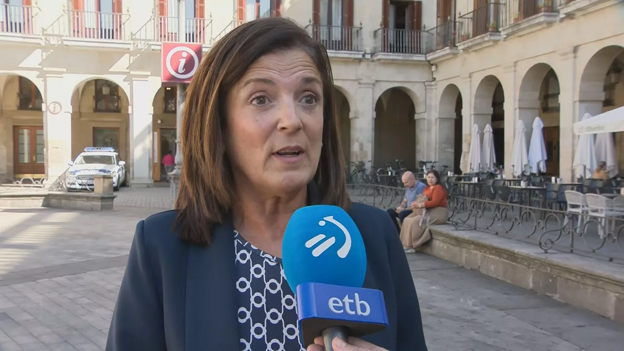 La teniente de alcaldesa de Vitoria-Gasteiz y concejala responsable del área de Espacio Público, Beatriz Artolazabal, ha denunciado que este jueves a la mañana han arrojado panfletos con insultos y símbolos vejatorios frente a su casa, en el marco de la huelga de trabajadores de Enviser.
