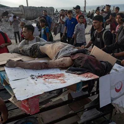 Al-Rashid Street (-), 22/06/2025.- GRAPHIC CONTENT - Palestinians carry the body of a man killed during Israeli army fire while trying to collect food parcels, west of Jabalia, northern Gaza Strip, 22 June 2025. More than 55,700 Palestinians have been killed in the Gaza Strip, according to the Palestinian Ministry of Health, since Israel launched a military campaign in the strip in response to a cross-border attack led by the Palestinian militant group Hamas on 07 October 2023. EFE/EPA/HAITHAM IMAD -- ATTENTION EDITORS: GRAPHIC CONTENT
