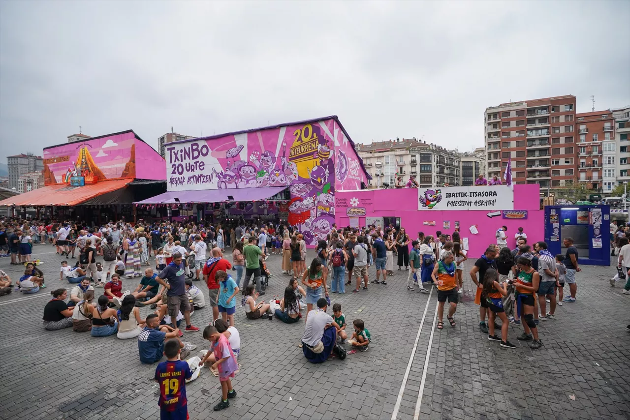 (Foto de ARCHIVO)

Cientos de personas durante el comienzo de la Semana Grande de Bilbao 2025, en el centro de la ciudad, a 16 de agosto de 2025, en Bilbao, Vizcaya, País Vasco (España). La Bilboko Aste Nagusia es la principal fiesta de Bilbao, que se celebra anualmente durante nueve días a partir del sábado siguiente al 15 de agosto. El inicio de las fiesta lo marca la lectura del pregón y el lanzamiento del txupín (cohete) por parte de la txupinera. Instantes después aparece en el balcón la gran Marijaia, personaje ficticio cuyo nombre significa señora de las fiestas, que presidirá las fiestas de la ciudad hasta que la quemen el último día.



Iñaki Berasaluce / Europa Press

16 AGOSTO 2025;BILBOKO ASTE NAGUSIA;BILBO;FIESTA;ASTE NAGUSIA;SEMANA GRANDE;EUSKADI;FIESTA;

16/8/2025