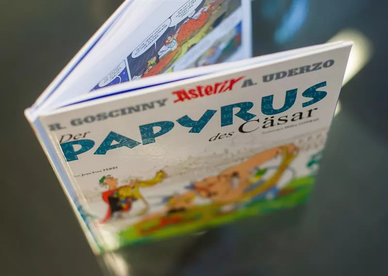 Versión alemana del nuevo volumen de Astérix: 'El papiro del César'. Foto: EFE