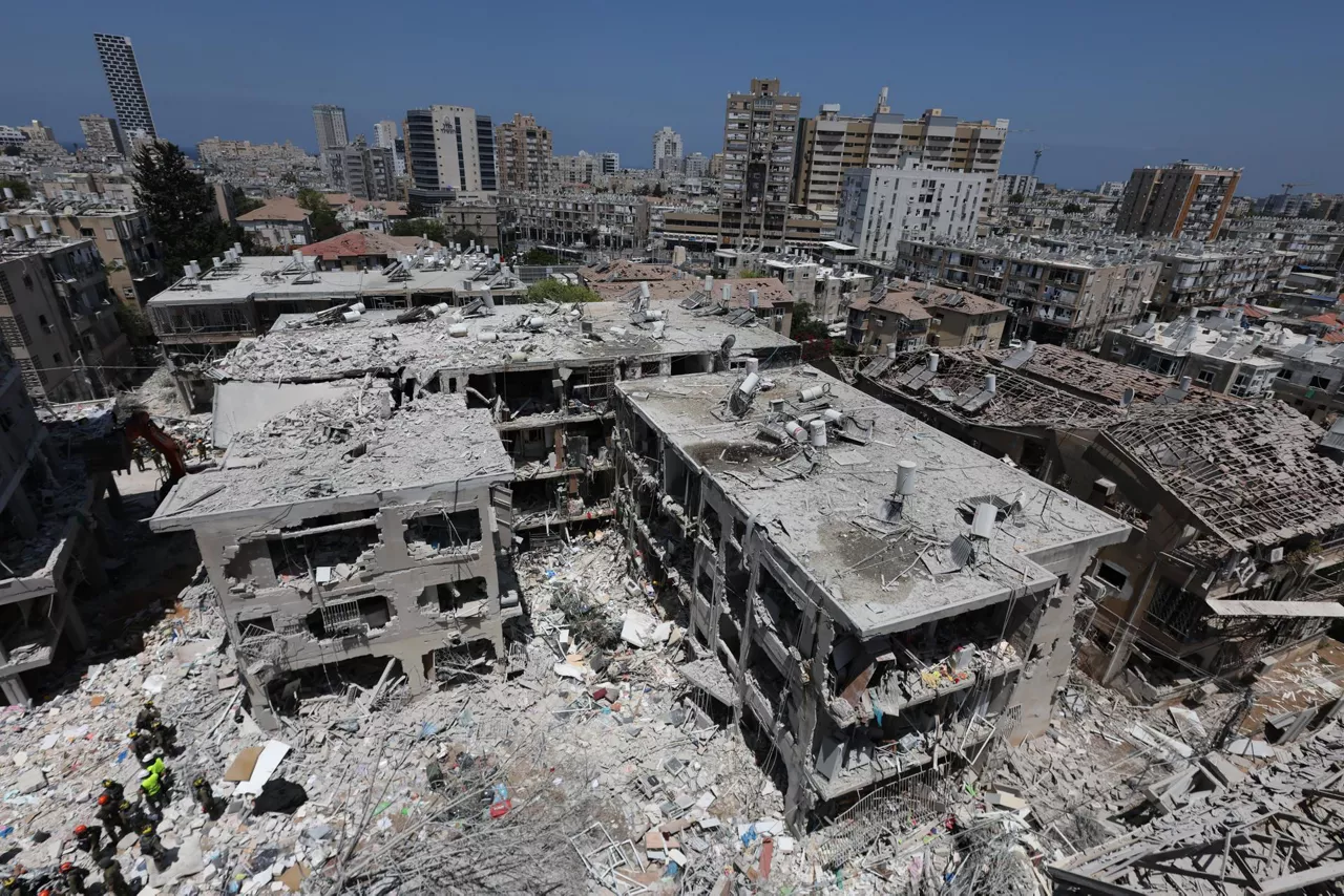 Bat Yam (Israel), 15/06/2025.- Members of Israel's Home Front Command search for missing people under the rubble of a partially collapsed residential building after Iranian ballistic missiles hit Bat Yam, central Israel, 15 June 2025. Iran launched a barrage of ballistic missiles at Israel overnight in retaliation for Israeli airstrikes on Iranian targets. Magen David Adom (MDA), Israel's national emergency services, reported at least six killed and dozens injured, including two in critical condition. EFE/EPA/ABIR SULTAN

