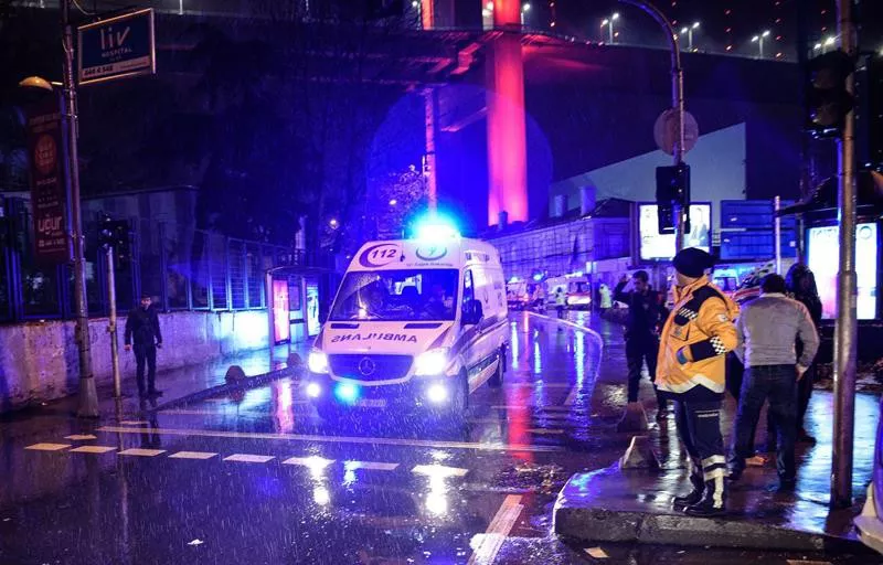 Una ambulancia abandona el lugar del atentado. Efe.