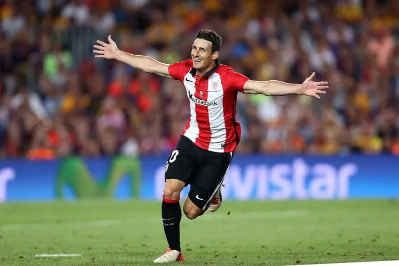 Aduriz celebra, en 2015, el gol que metió al Barcelona en el Camp Nou, en la Supercopa