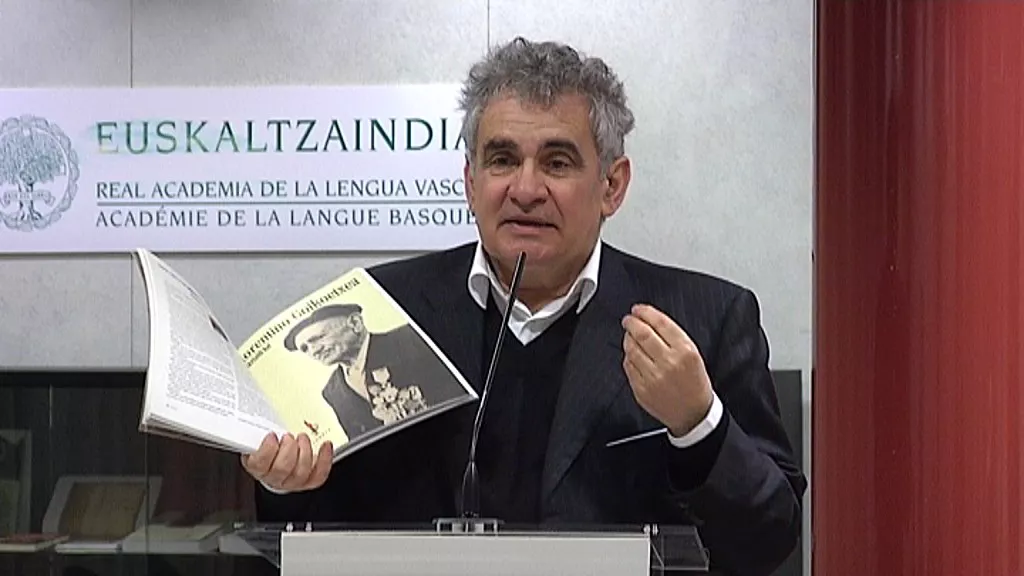 Bernardo Atxaga, 'Erlea' aldizkariaren zuzendaria, gaurko aurkezpenean.