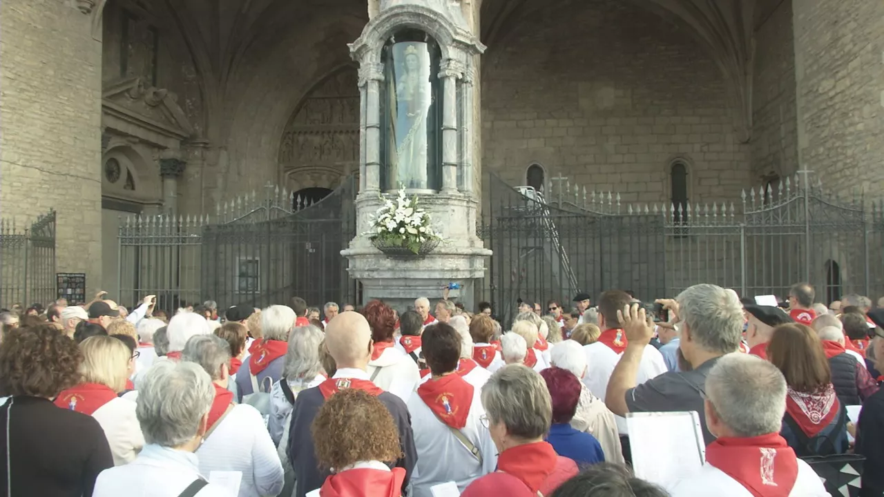 Los Auroros cantan por el Casco Viejo de Vitoria-Gasteiz llamando a las fiestas de la Virgen Blanca