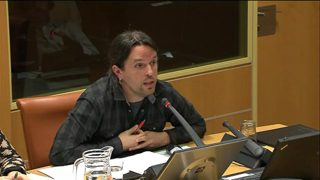 El periodista de Argia Axier Lopez durante una comparecencia en el Parlamento Vasco.