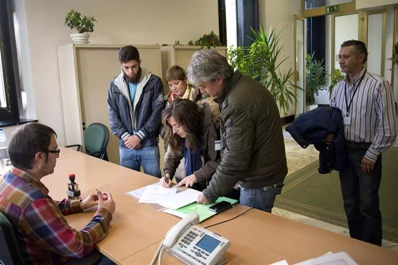Ayudas+Justas plataformako kideak, herri ekimen legegilea Legebiltzarrean erroldatzen. EFE
