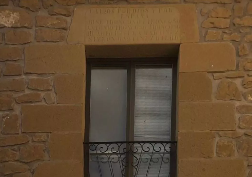 La delegada del Gobierno español analizará la negativa del alcalde de Baños de Ebro a retirar un lema franquista