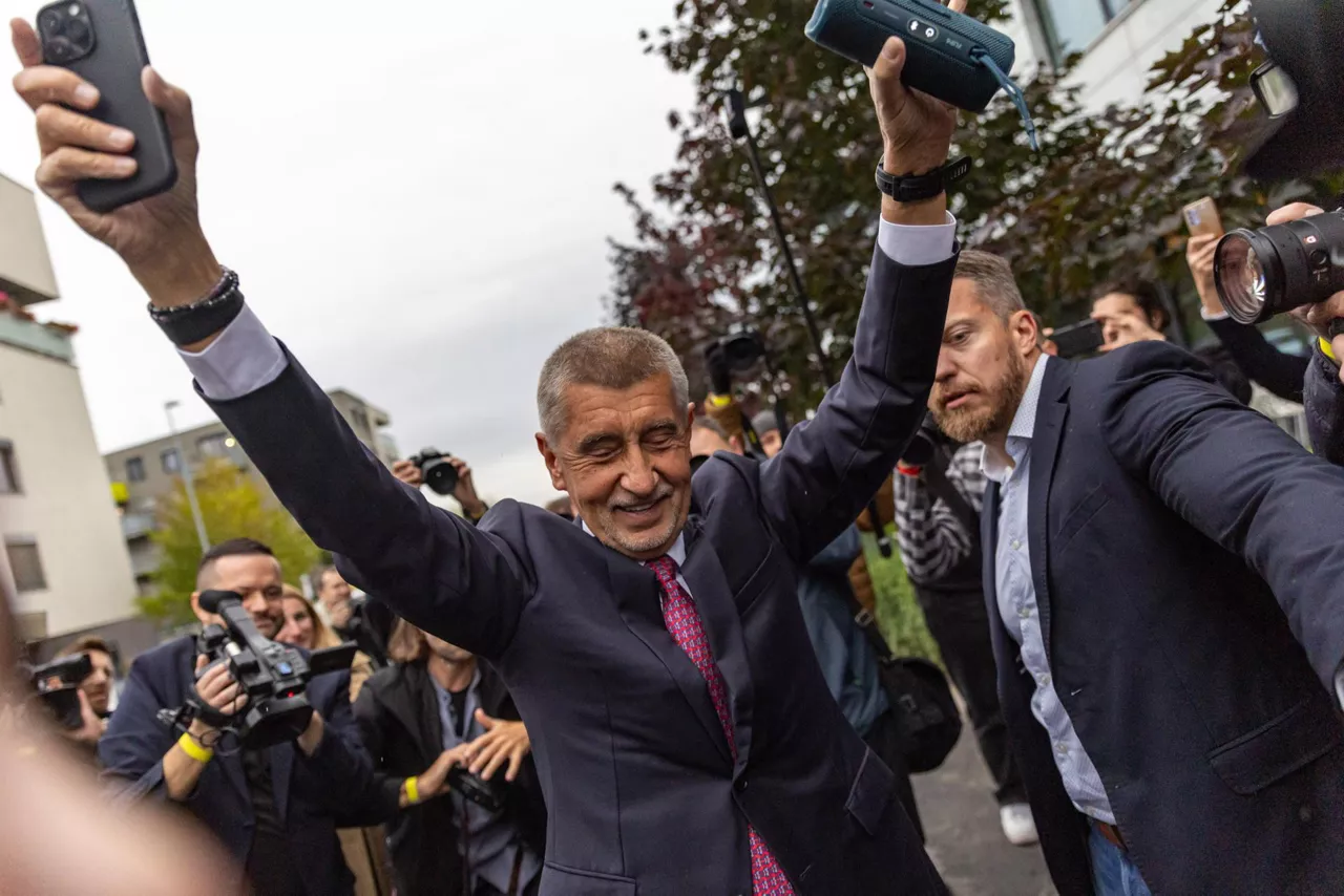Prague (Czech Republic), 04/10/2025.- Andrej Babis, leader of the ANO (YES) movement, celebrates as he arrives at the ANO movement election event in Prague, Czech Republic, 04 October 2025. Over 8 million people aged over 18 are eligible to vote to elect a new parliament on 03 and 04 October 2025. (Elecciones, República Checa, Praga) EFE/EPA/MARTIN DIVISEK
