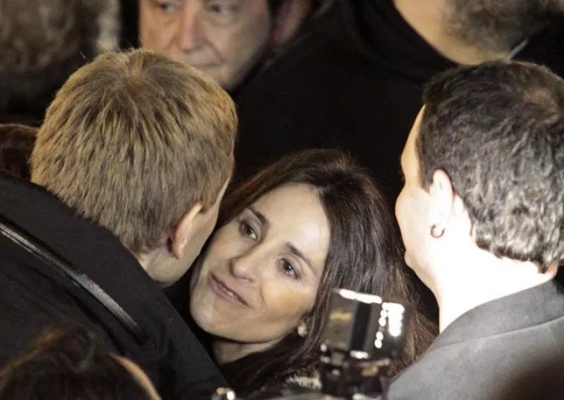 Bakartxo Tejeria, Rufi Etxeberria agurtzen.