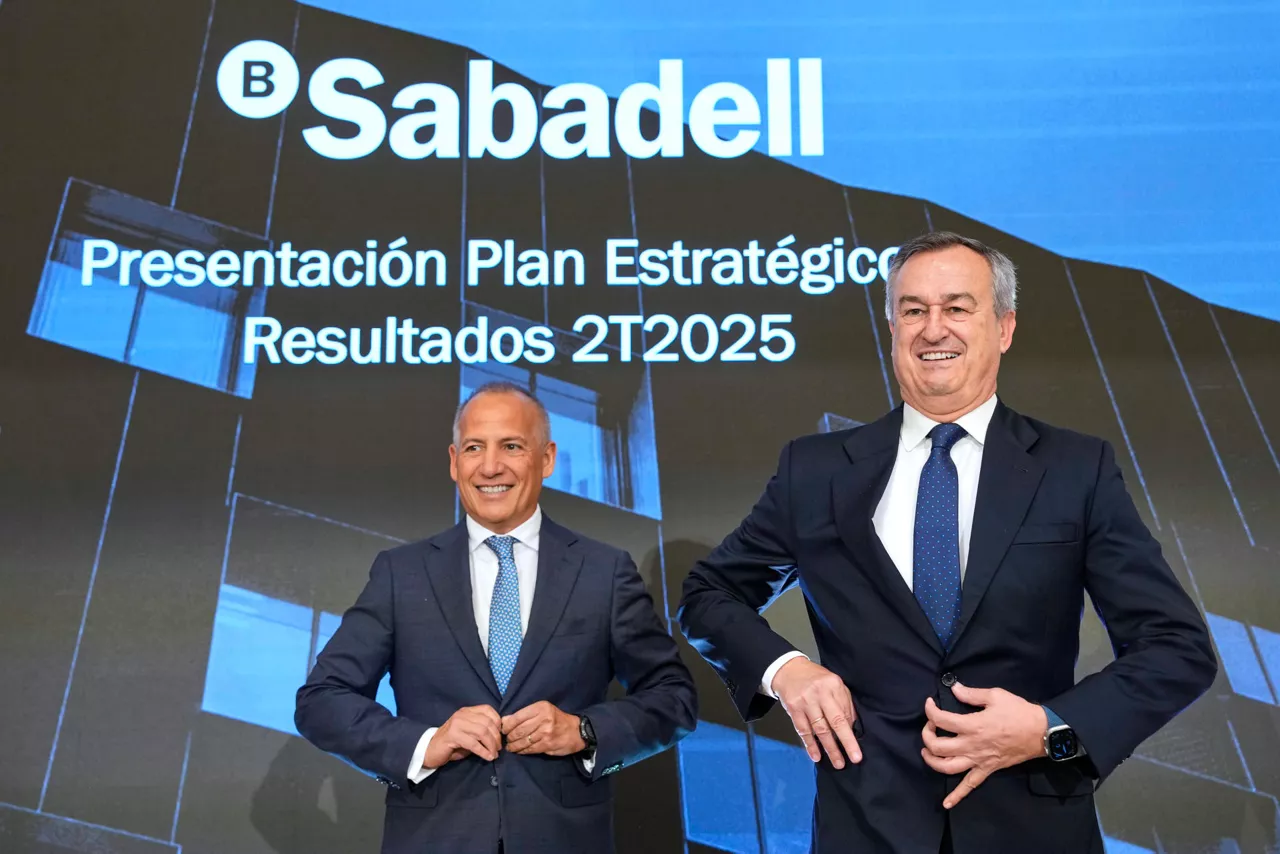 FOTODELDIA GRAFCAT824. BARCELONA, 24/07/2025.- El consejero delegado del Sabadell, César González-Bueno (d), y el director financiero, Sergio Palavecino (i), durante la presentacion de sus resultados financieros semestrales, que dan beneficio neto récord de 975 millones de euros, un 23,3 % más que en el mismo periodo del año anterior, así como un nuevo plan estratégico hasta 2027. EFE/Alejandro García
