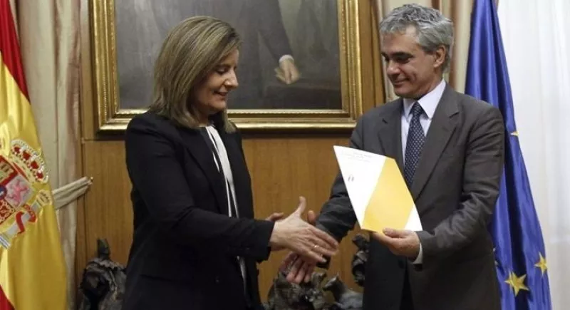 Stefano Scarpettak (OCDE) lan erreformari buruzko txostena eman dio Fatima Bañezi. Argazkia: Efe.