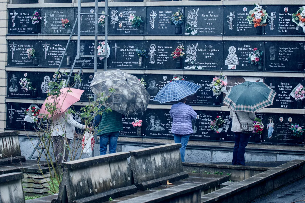 BARAKALDO (BIZKAIA), 01/11/2025.- Vista del cementerio de Barakaldo este sábado, día de Todos los Santos. Los españoles continúan la tradición de visitar a sus difuntos en los cementerios, limpiar sus lápidas y llevarles flores en estos días de Todos los Santos (1 de noviembre) y de los Difuntos (2 de noviembre).  EFE/ Javier Zorrilla
