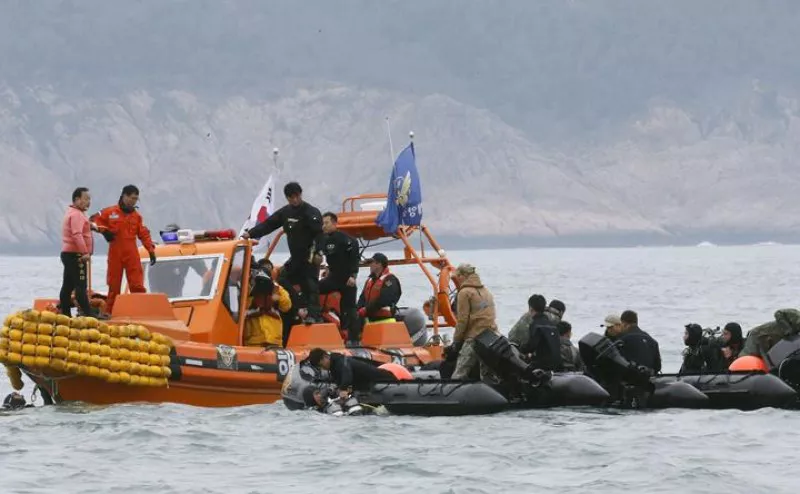 Equipos de rescate en Corea del Sur EFE