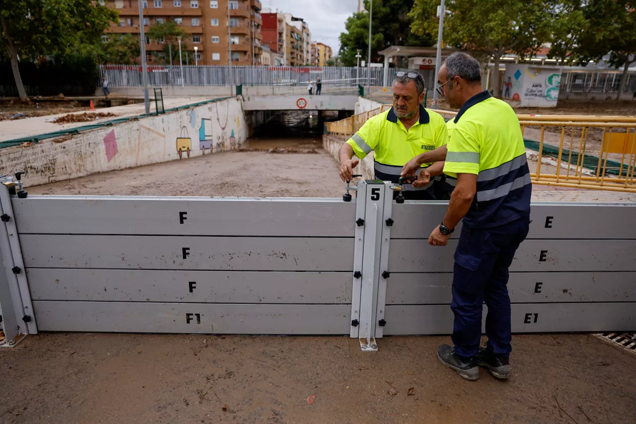 Operarios colocan barreras antinundación en el barranco de la Saleta en Aldaia, Valencia,