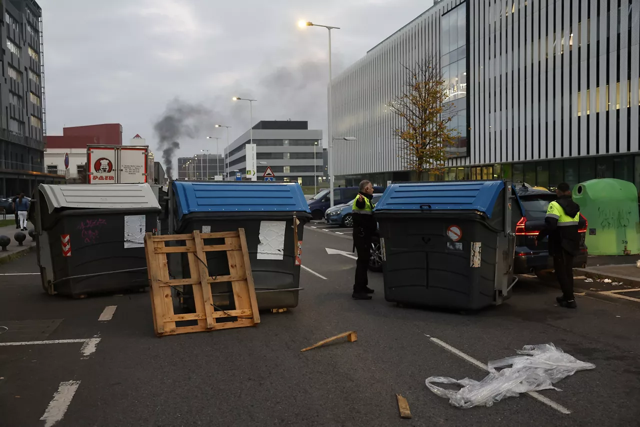 LEIOA (IZKAIA), 15/10/2025.- Incidentes con cruce y quema de contenedores en el campus de Leioa de la UPV/EHU con motivo de la jornada d ehuelga por Palestina. EFE/ Miguel Toña
