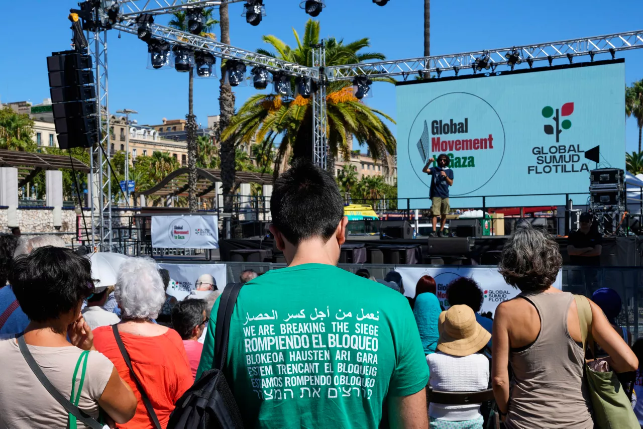 BARCELONA, 30/08/2025.- Segundo día de actividades para apoyar a la Global Sumud Flotilla, que partirá el próximo domingo desde la capital hacia la Franja de Gaza con personalidades reconocidas, para intentar abrir un corredor humanitario, este sábado en Barcelona. EFE/Alejandro García
