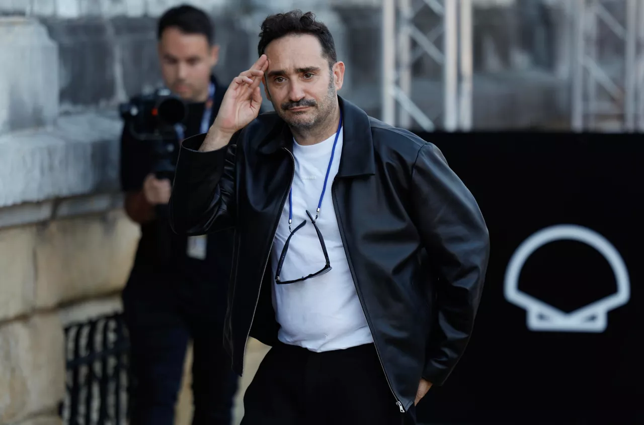 SAN SEBASTIÁN (ESPAÑA), 18/09/2025.- El realizador, Juan Antonio Bayona, a su llegada este jueves al Festival Internacional de Cine de San Sebastián que se celebra entre el 19 y el 27 de septiembre, y coronará con el Premio Donostia a Jennifer Lawrence y será escaparate de más de 250 películas y series de 56 países, entre las que destacan títulos españoles como 'Los domingos', 'Maspalomas' y 'Los tigres'. EFE/Juan Herrero
