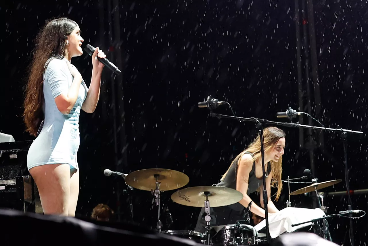 BILBAO, 10/07/2025.- La cantante y compositora Amaia durante su actuación hoy viernes en la segunda jornada del BBK Live que se celebra en el monte Kobetamendi de Bilbao. EFE / Miguel Toña.
