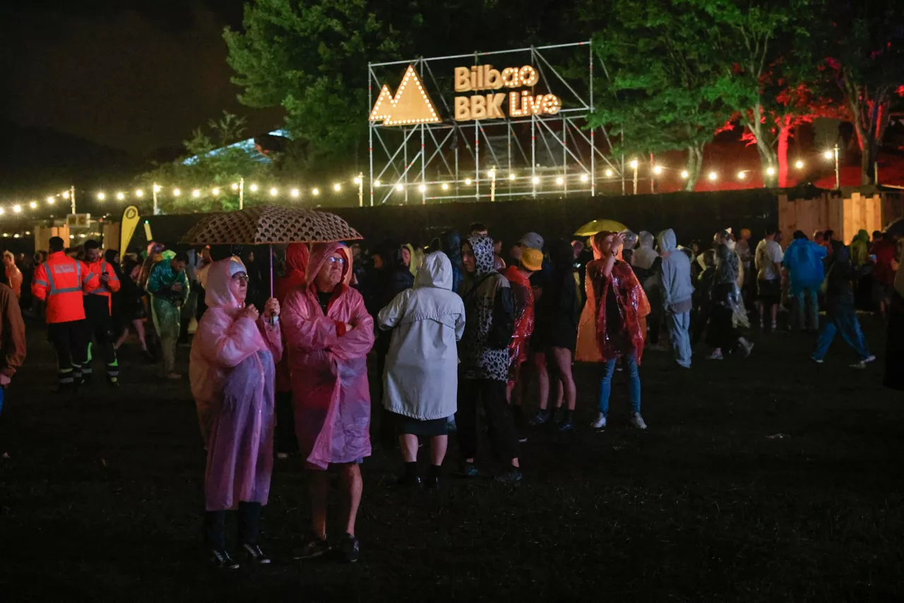 BILBAO, 10/07/2025.- El festival del BBK Live ha sido suspendido temporalmente por la lluvia que está cayendo hoy viernes en la capital vasca. EFE / Miguel Toña.

