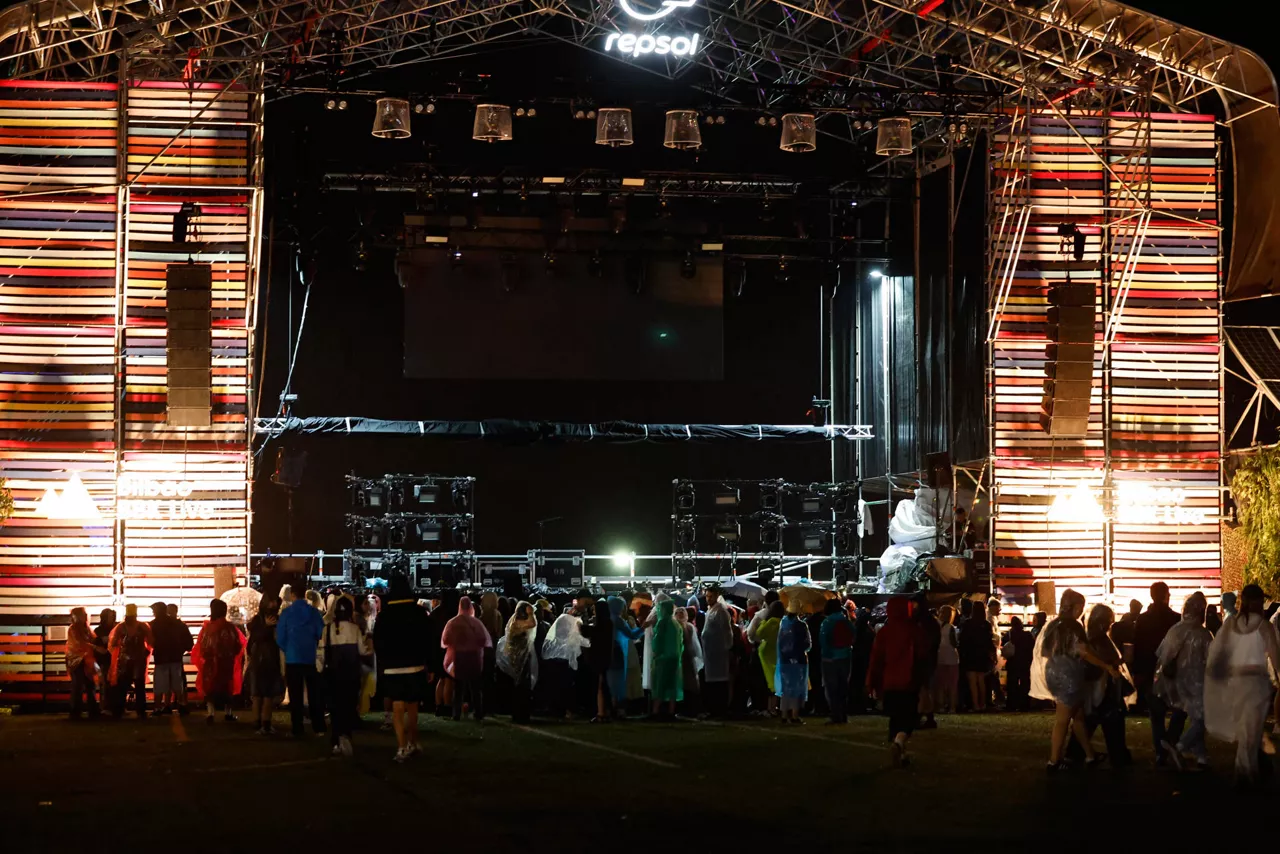 BILBAO, 10/07/2025.- El festival del BBK Live ha sido suspendido temporalmente por la lluvia que está cayendo hoy viernes en la capital vasca. EFE / Miguel Toña.

