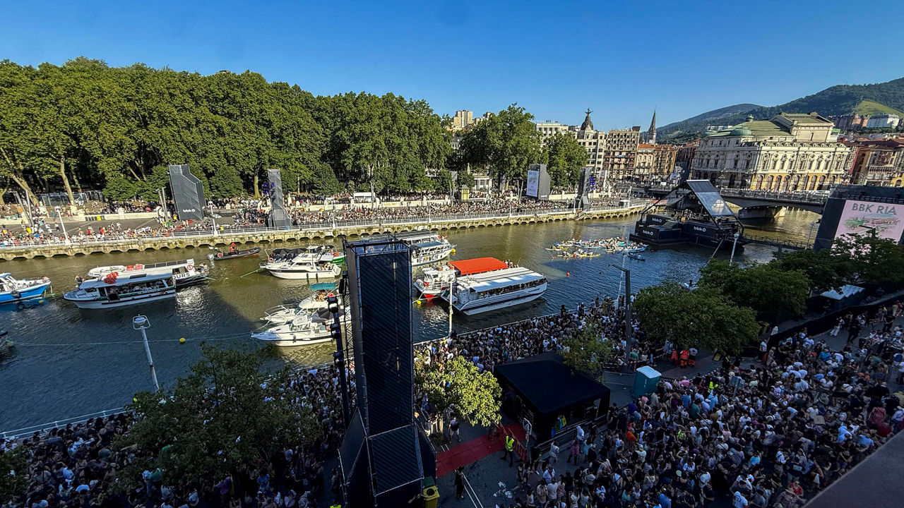 BILBAO, 28/06/2025.- Imagen del escenario flotante instalado en la ria del Nervión de Bilbao para el concierto que se celebrará hoy sábado y que contará con las actuaciones de Amaia, Íñigo de ETS y Arde Bogotá. EFE / Miguel Toña.
