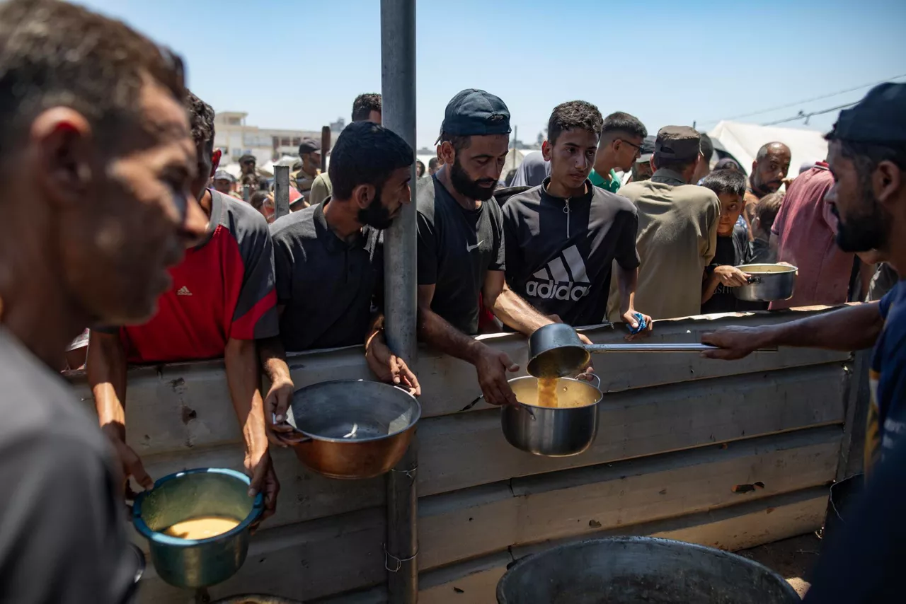 GAZA (---), 19/07/2025.- Internally displaced Palestinians gather outside a charity kitchen to receive limited food rations amid the lack of food availability, in Gaza City, 19 July 2025. EFE/EPA/HAITHAM IMAD
