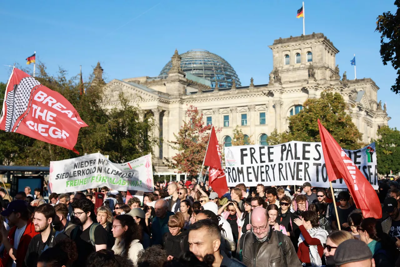 Berlin (Germany), 27/09/2025.- Participants pass the German parliament during a rally in support of Gaza motivated by the German left-wing party in Berlin, Germany, 27 September 2025, under the motto 'Together for Gaza.' (Protestas, Alemania) EFE/EPA/CLEMENS BILAN
