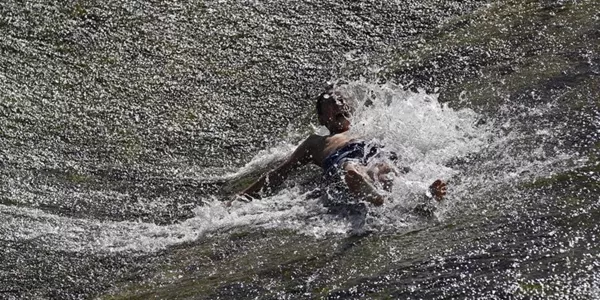 Un niño se refresca en Pamplona. Foto: EFE