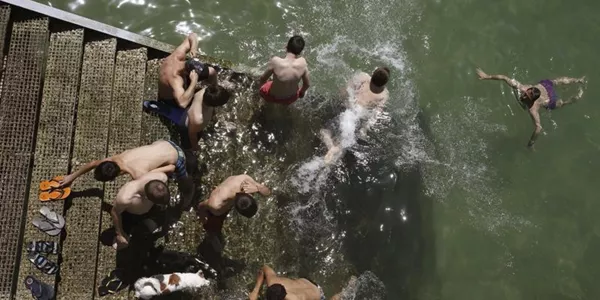 Varias personas se refrescan en Donostia. Foto: EFE