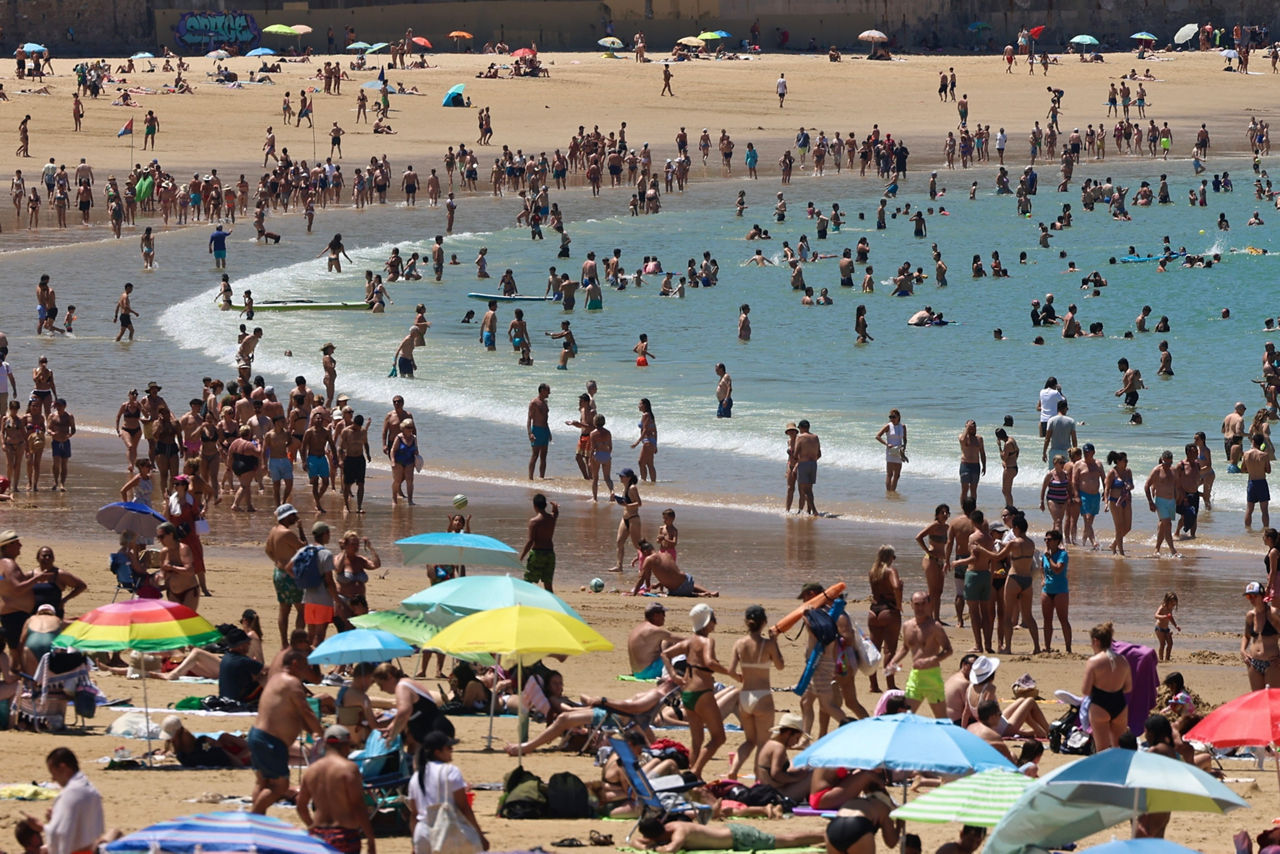 SAN SEBASTIÁN, 29/06/2025.- Numerosas personas en la playa de La Concha, en San Sebastián, este domingo, jornada en la que Gipuzkoa se encuentra en alerta amarilla por las altas temperaturas. EFE/Javi Colmenero
