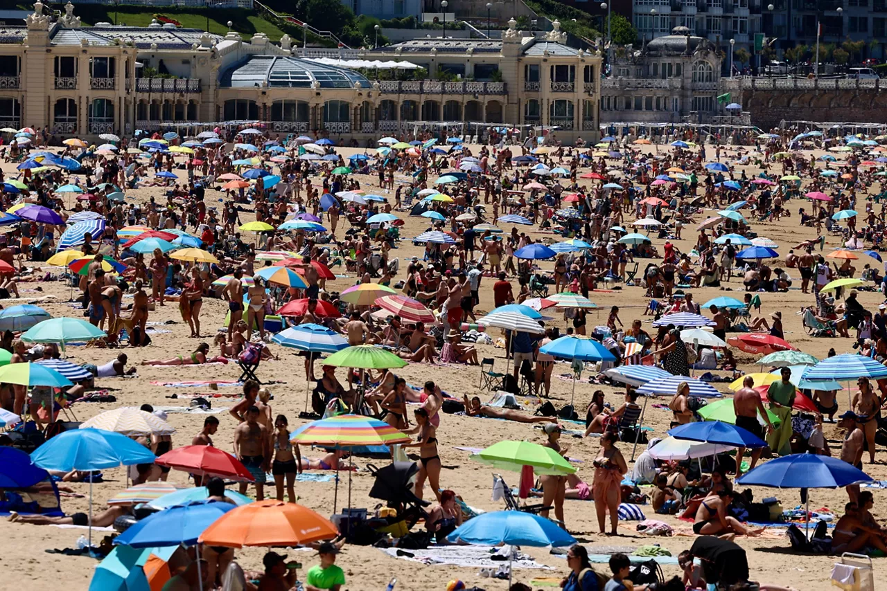 SAN SEBASTIÁN, 29/06/2025.- Numerosas personas en la playa de La Concha, en San Sebastián, este domingo, jornada en la que Gipuzkoa se encuentra en alerta amarilla por las altas temperaturas. EFE/Javi Colmenero
