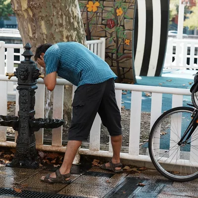 (Foto de ARCHIVO)

Un hombre se moja la cara con el agua de una fuente durante la cuarta ola de calor del verano, a 23 de agosto de 2023, en Bilbao, Vizcaya, País Vasco (España). El Gobierno Vasco ha activado la alerta roja en Euskadi para hoy, por riesgo de temperaturas muy altas, entre las tres y las seis de la tarde, que podrían alcanzar los 41-42 grados en puntos del oeste de la vertiente cantábrica. Según ha informado el Departamento de Seguridad, además, las temperaturas máximas podrían rondar los 36 grados en la zona costera, los 40 grados en la zona cantábrica interior y los 39 grados en la zona de transición y en la del eje del Ebro. El riesgo de incendios forestales es relativamente alto en la Comunidad autónoma vasca por la baja humedad relativa y el viento de componente sur.



H.Bilbao / Europa Press

23 AGOSTO 2023;BILBAO;PAIS VASCO;CUARTA OLA DE CALOR;ALERTA ROJA

23/8/2023