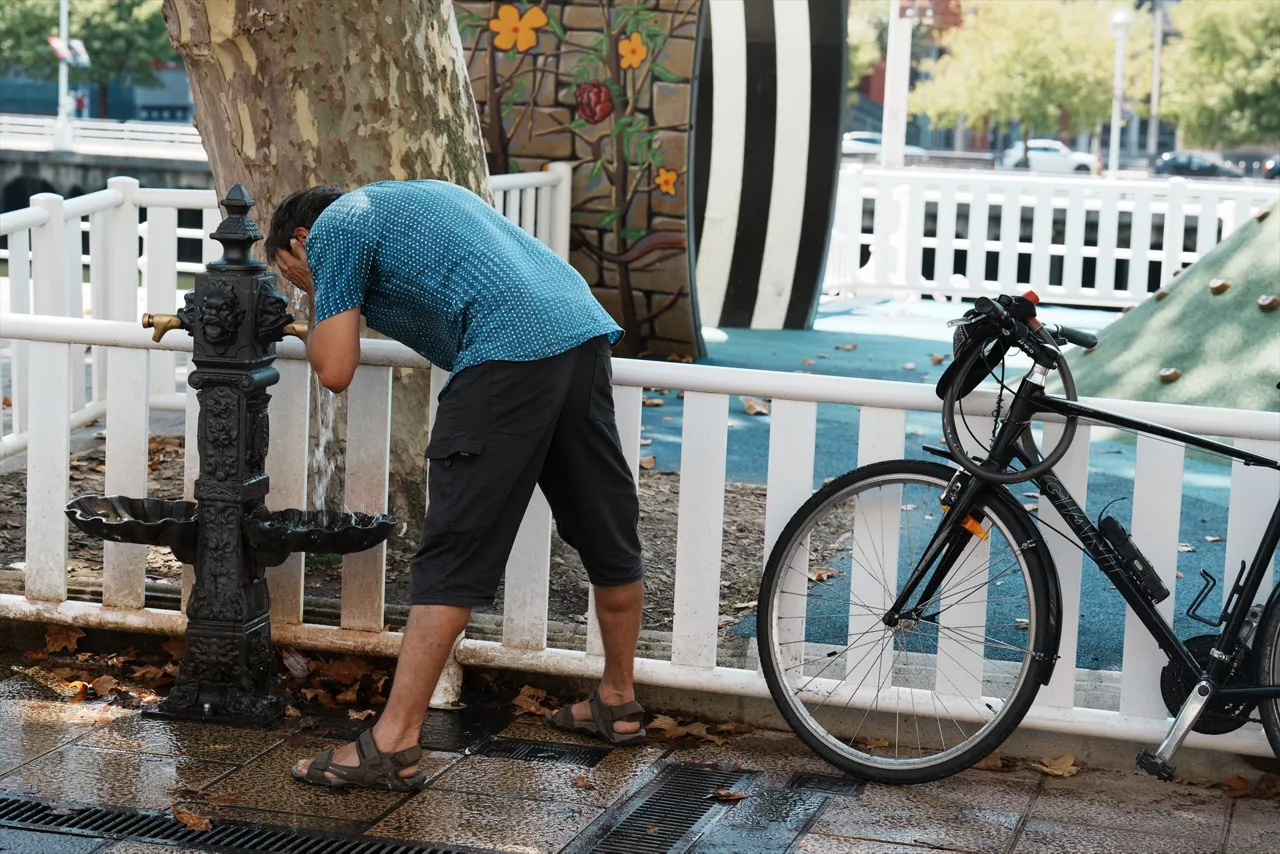(Foto de ARCHIVO)

Un hombre se moja la cara con el agua de una fuente durante la cuarta ola de calor del verano, a 23 de agosto de 2023, en Bilbao, Vizcaya, País Vasco (España). El Gobierno Vasco ha activado la alerta roja en Euskadi para hoy, por riesgo de temperaturas muy altas, entre las tres y las seis de la tarde, que podrían alcanzar los 41-42 grados en puntos del oeste de la vertiente cantábrica. Según ha informado el Departamento de Seguridad, además, las temperaturas máximas podrían rondar los 36 grados en la zona costera, los 40 grados en la zona cantábrica interior y los 39 grados en la zona de transición y en la del eje del Ebro. El riesgo de incendios forestales es relativamente alto en la Comunidad autónoma vasca por la baja humedad relativa y el viento de componente sur.



H.Bilbao / Europa Press

23 AGOSTO 2023;BILBAO;PAIS VASCO;CUARTA OLA DE CALOR;ALERTA ROJA

23/8/2023